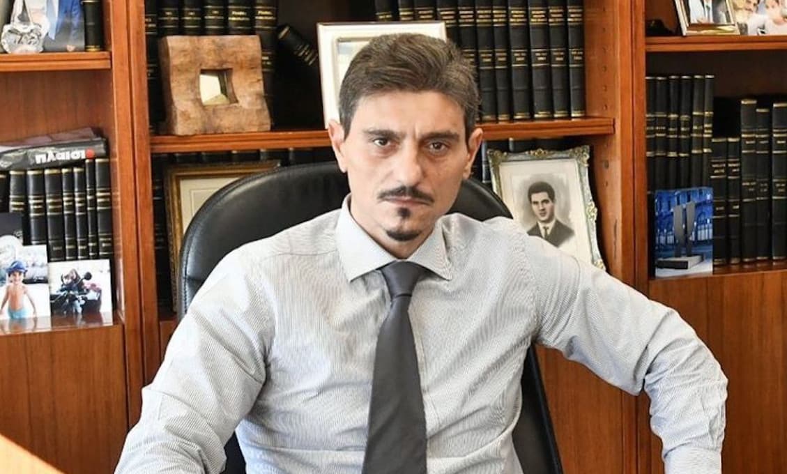 Šéf najväčšej gréckej farmafirmy sa nechce dať zaočkovať proti korone. Má strach zo zmeny DNA