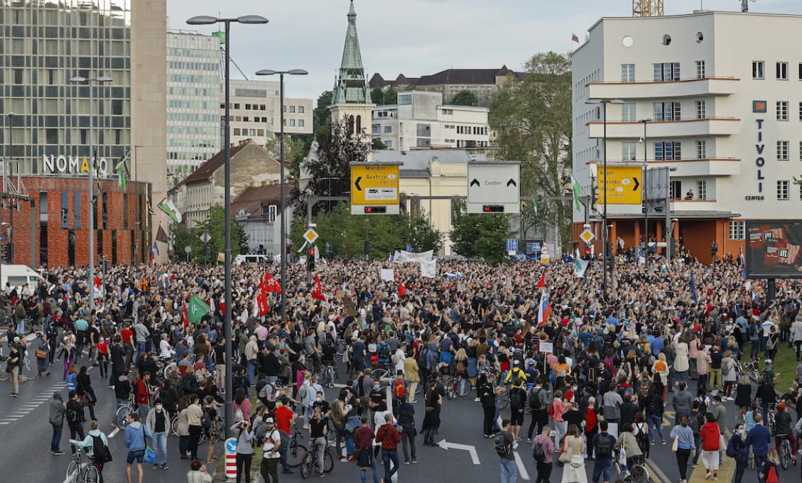 Tisíce ľudí prišli v Slovinsku na protest proti vláde a premiérovi Janšovi