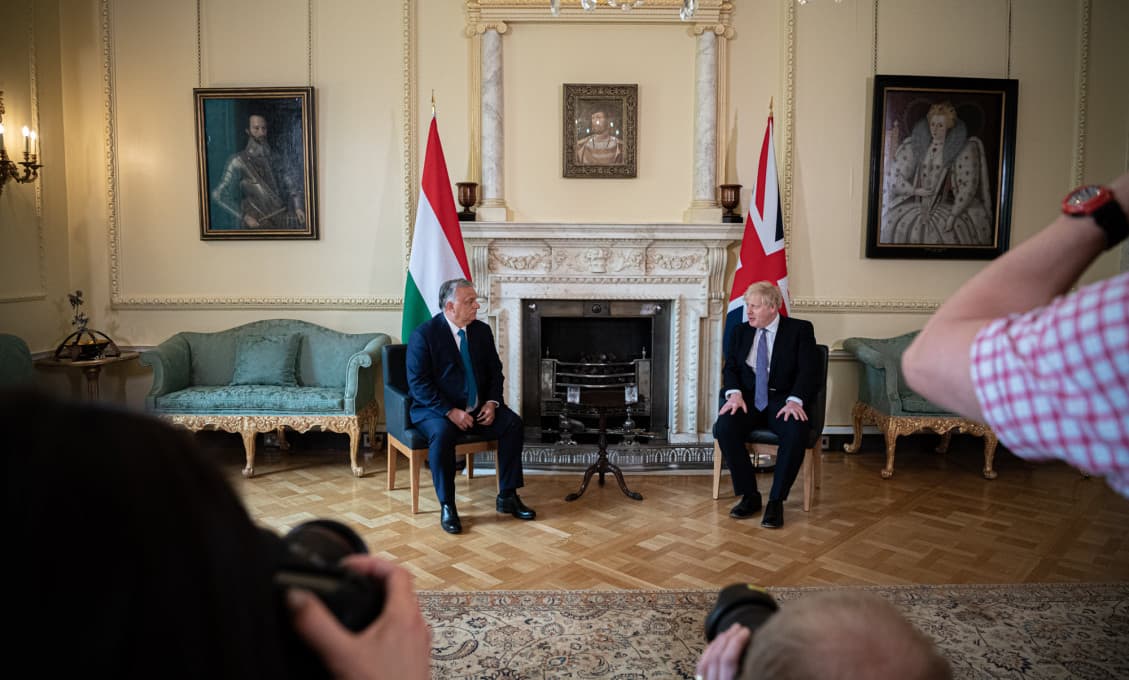 Boris Johnson si namiesto Nemecka a Francúzska vybral Vyšehradskú štvorku
