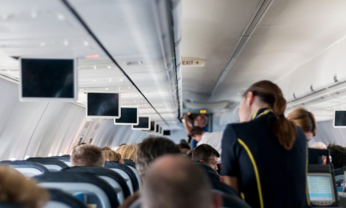 Nadávky a vyrazené zuby letušiek: Popierači covidu napadajú americké letušky kvôli rúškam
