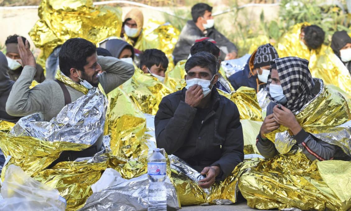 Migranta, ktorý znásilnil 14-ročné dievča, nemôžu deportovať. Odmieta PCR test