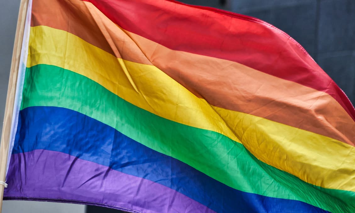 Veľvyslanectvo USA vo Vatikáne vyvesilo dúhovú vlajku LGBT. Katolíci sú pohoršení