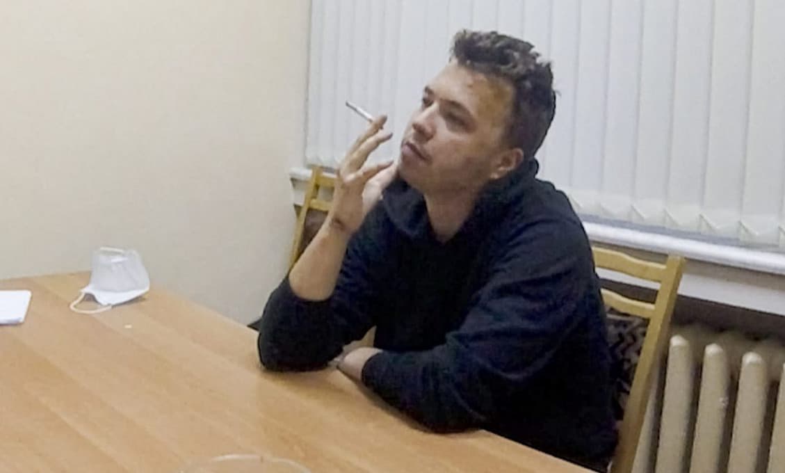 Zadržaný bloger priznáva vinu. Lukašenko sa podľa neho zachoval ako človek s "oceľovými guľami"
