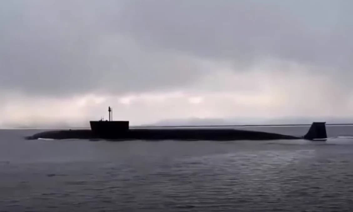 Superponorka Knieža Oleg, po zuby vyzbrojená balistickými raketami, vyplávala (video)