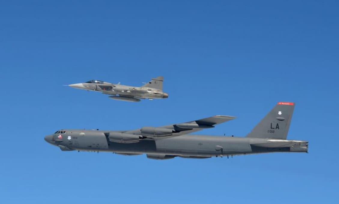 Armádne konvoje na cestách, bombardéry B-52 nad našimi mestami - kto to povoľuje?