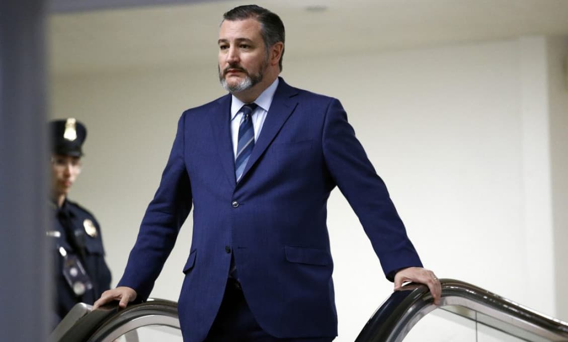 Pred rokom konšpirácia, dnes fakt? Senátor obviňuje Facebook, že na pokyn vlády cenzuroval správy o Covid-19