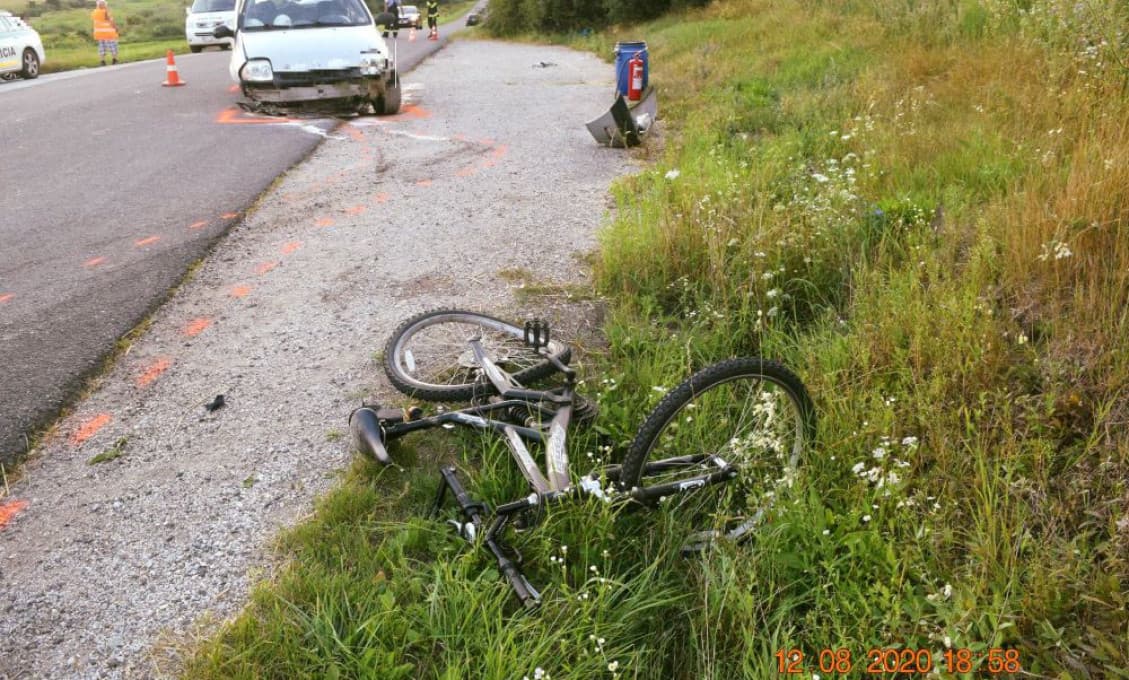 Ďalšia tragédia na ceste: Auto zrazilo mamu a chlapca na bicykloch. Žena to neprežila