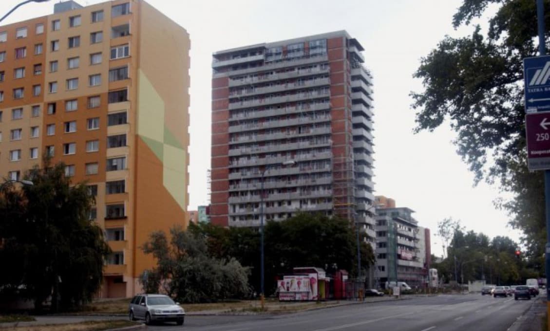Tragédia v bratislavskej Petržalke: Chlapec vypadol z 11. poschodia paneláku, neprežil