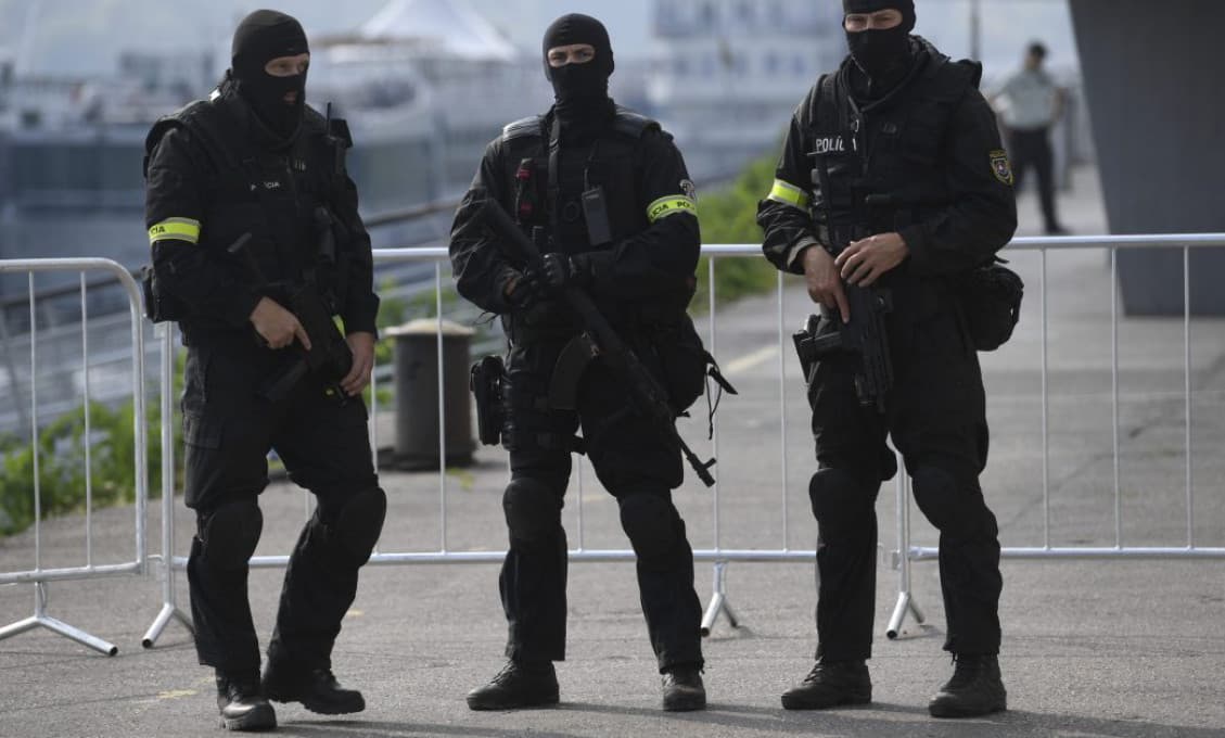 Mikulec sprísňuje pravidlá pre policajtov. Vykopávať dvere budú môcť už iba na kameru!