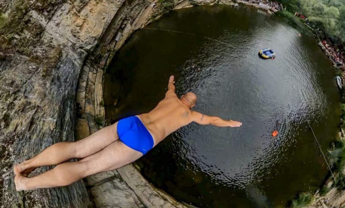 Obrovská tragédia! Mladík skočil šípku do poloprázdnej nádrže