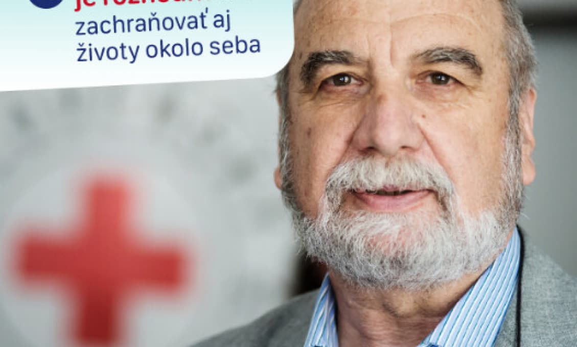 Záchranárovi Viliamovi Dobiášovi, ktorý propaguje vakcínu, Pfizer sponzoroval knihu