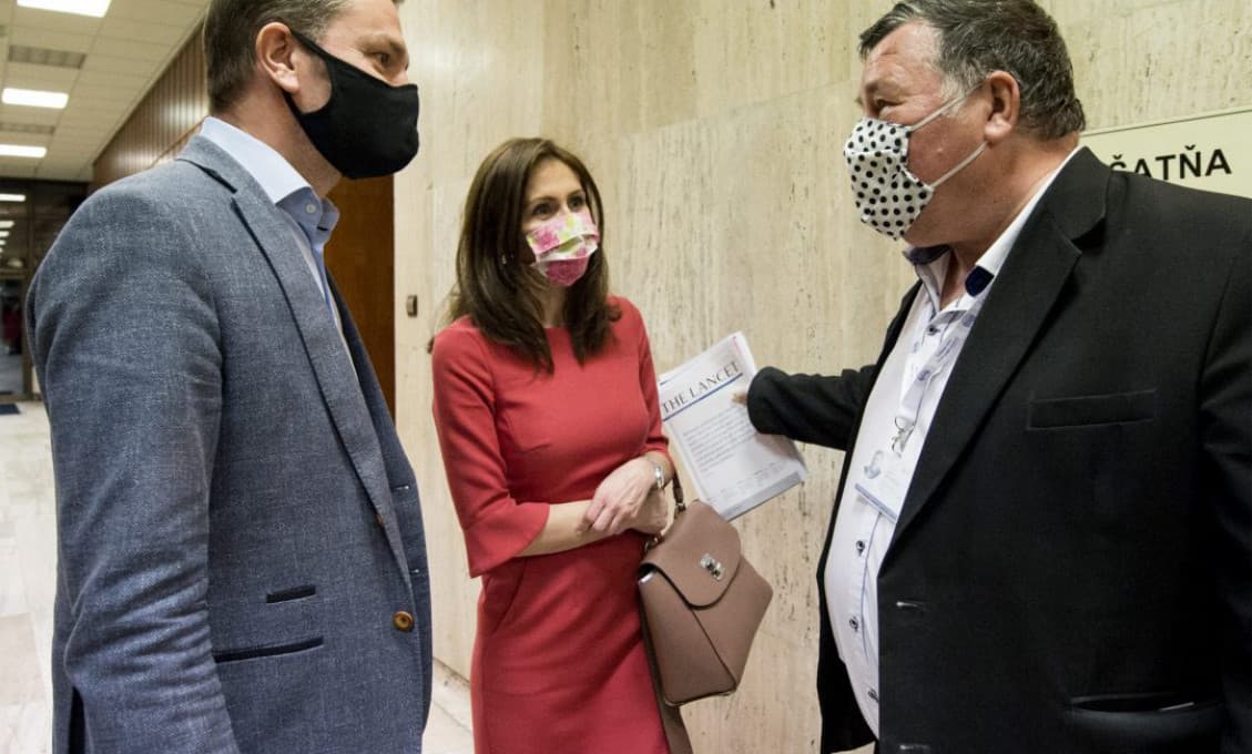 Strašiť sa nedáme! Lekár vyzýva k protestom pred domami farmalobistov Krčméryho, Jarčušku a ďalších