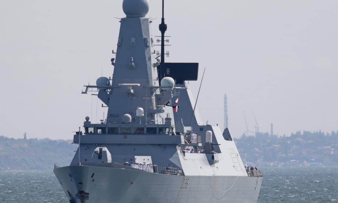 Novinár BBC na lodi HMS Defender: "Britská loď úmyselne narušila ruské vody"