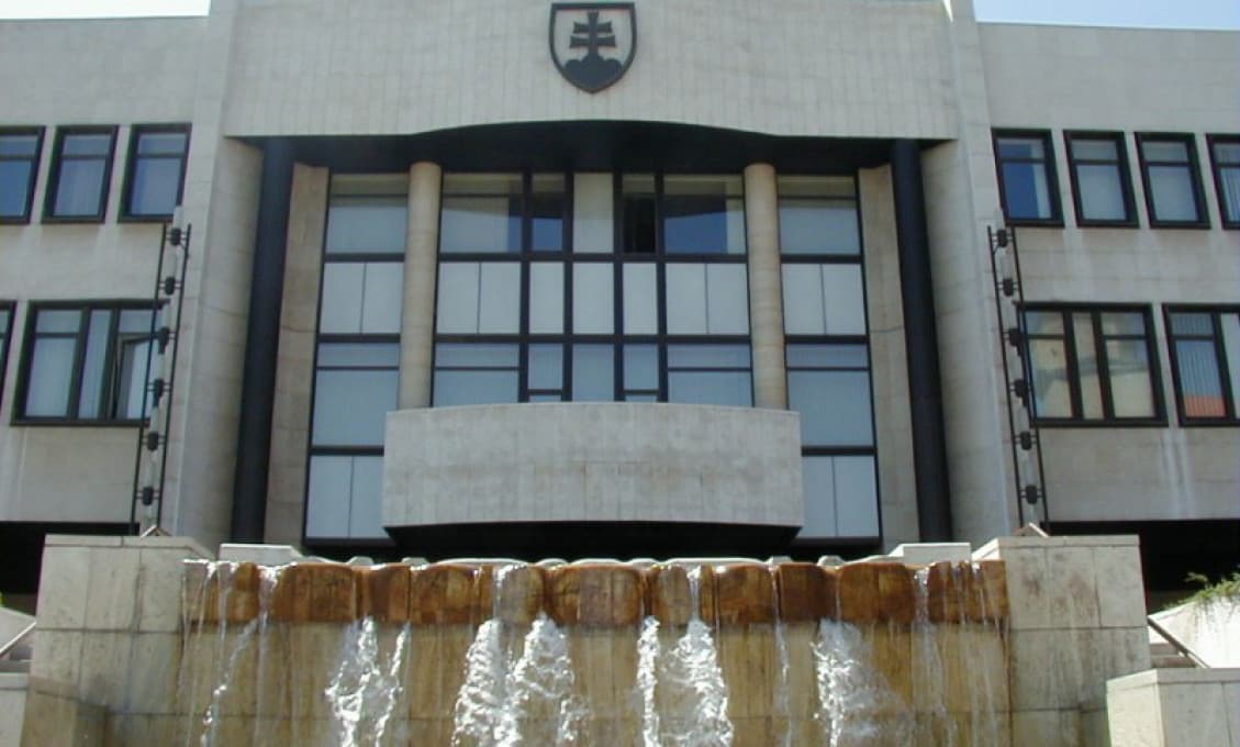 Budovu parlamentu uzavreli, dôvodom má byť nahlásená bomba