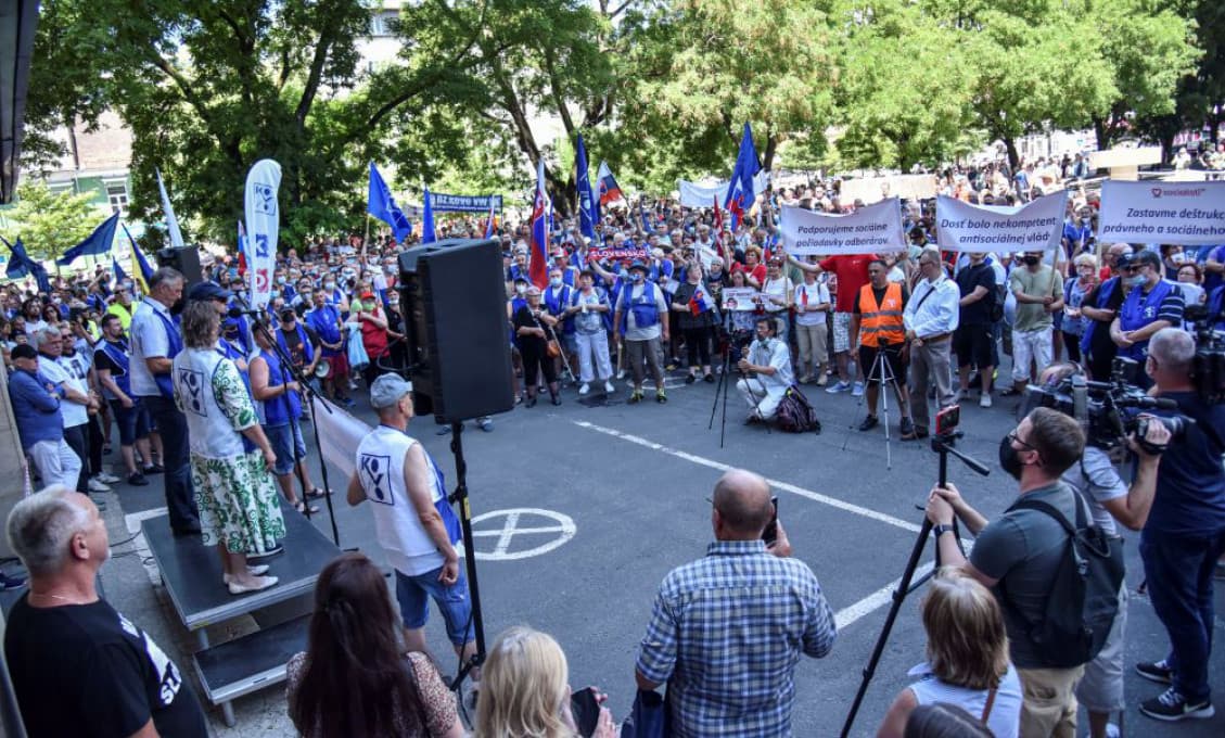 Demonštrácia v Bratislave: Rozhnevaný dav protestoval a kričal „Preč s Matovičom!“