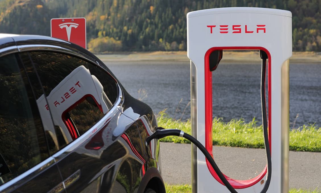 Nemci sa búria: Už nechceme elektromobily v našich hromadných garážach!