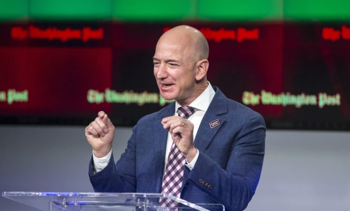 Britský miliardár Branson chce letieť do vesmíru skôr ako jeho rival Jeff Bezos