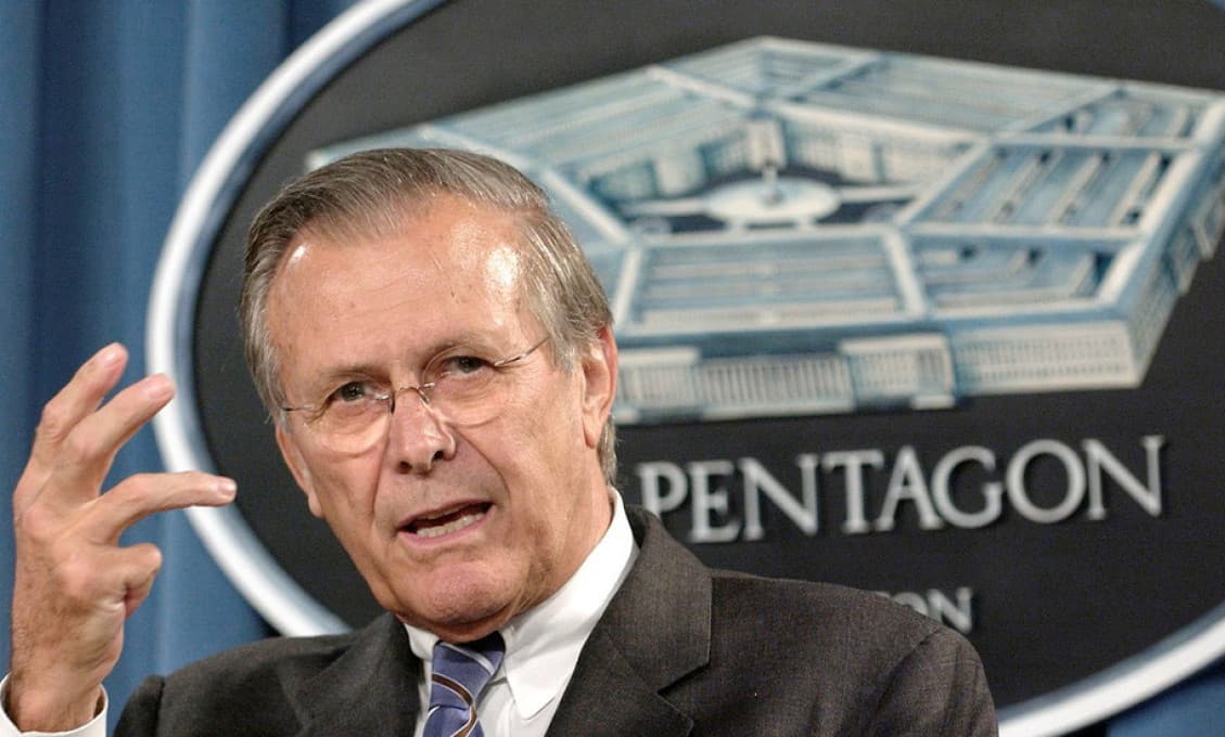 Rumsfeld úmyselne spôsobil smrť tisícov vojakov pre vlastný prospech. Zaslúži si špeciálne miesto v pekle (Scott Ritter)