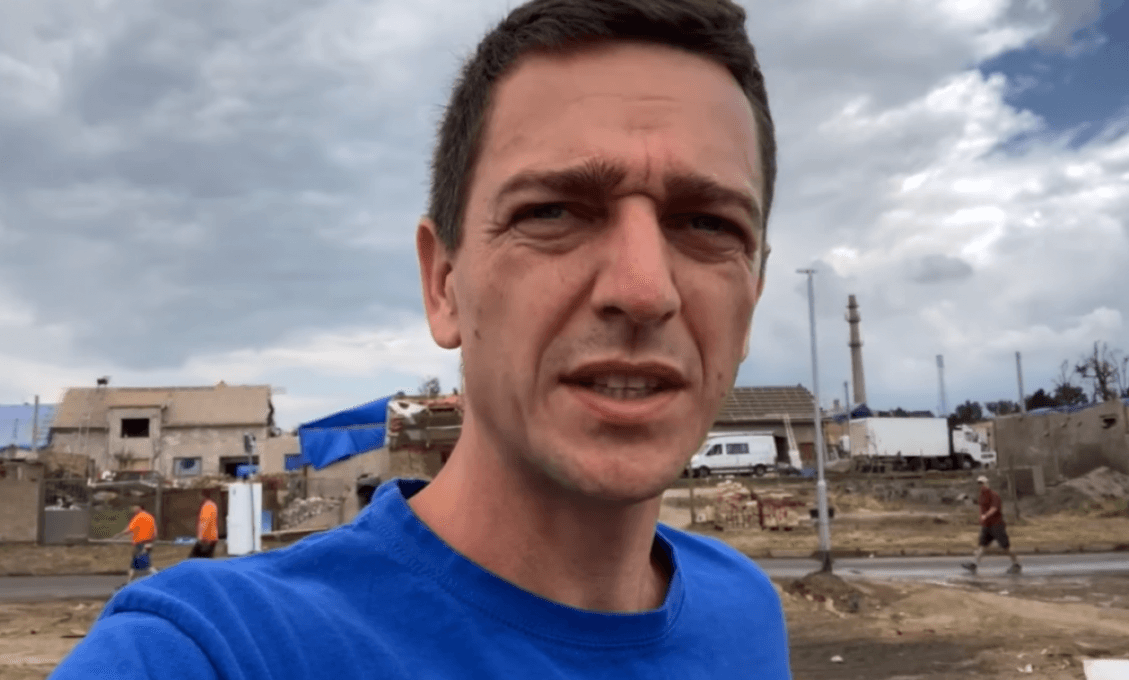 Nechutné: V postihnutých oblastiach jedni usilovne makajú, iní sa vyhrážajú smrťou! (VIDEO)