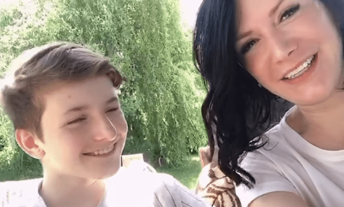 Jana Bittó Cigániková dala zaočkovať svojho syna. Takú reklamu na Pfizer neurobil ešte nikto (VIDEO)