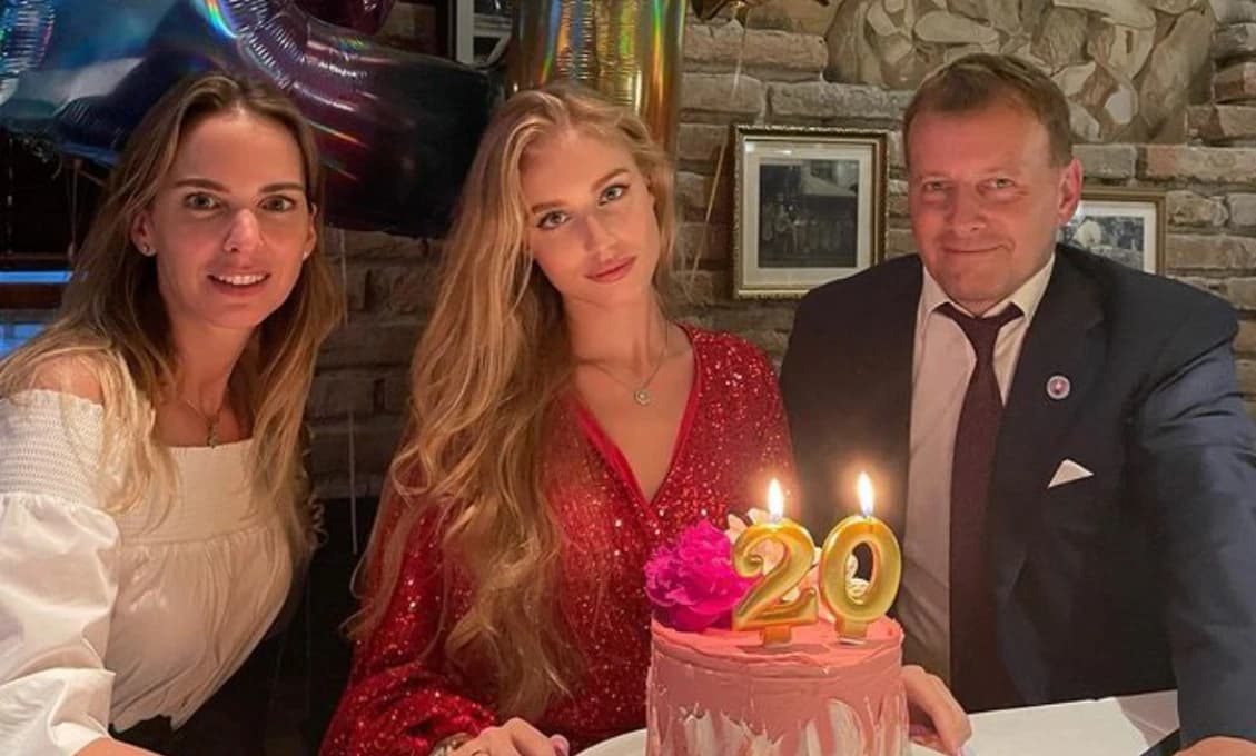 Opäť vystrkuje rožky: Dcéra Borisa Kollára oslávila 20. narodeniny s 6-litrovou vodkou a bez nohavičiek! (FOTO)