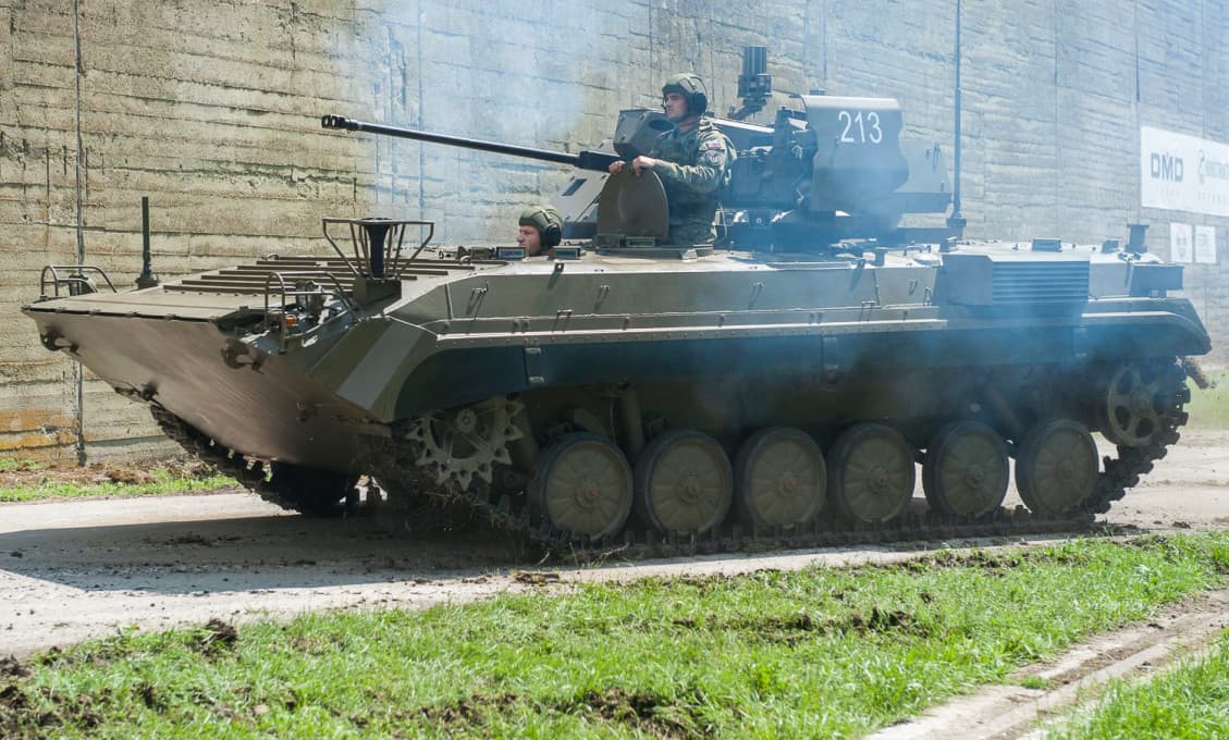 Exprezident Prorošenko predal československé bojové vozidlá pechoty ukrajinskej armáde