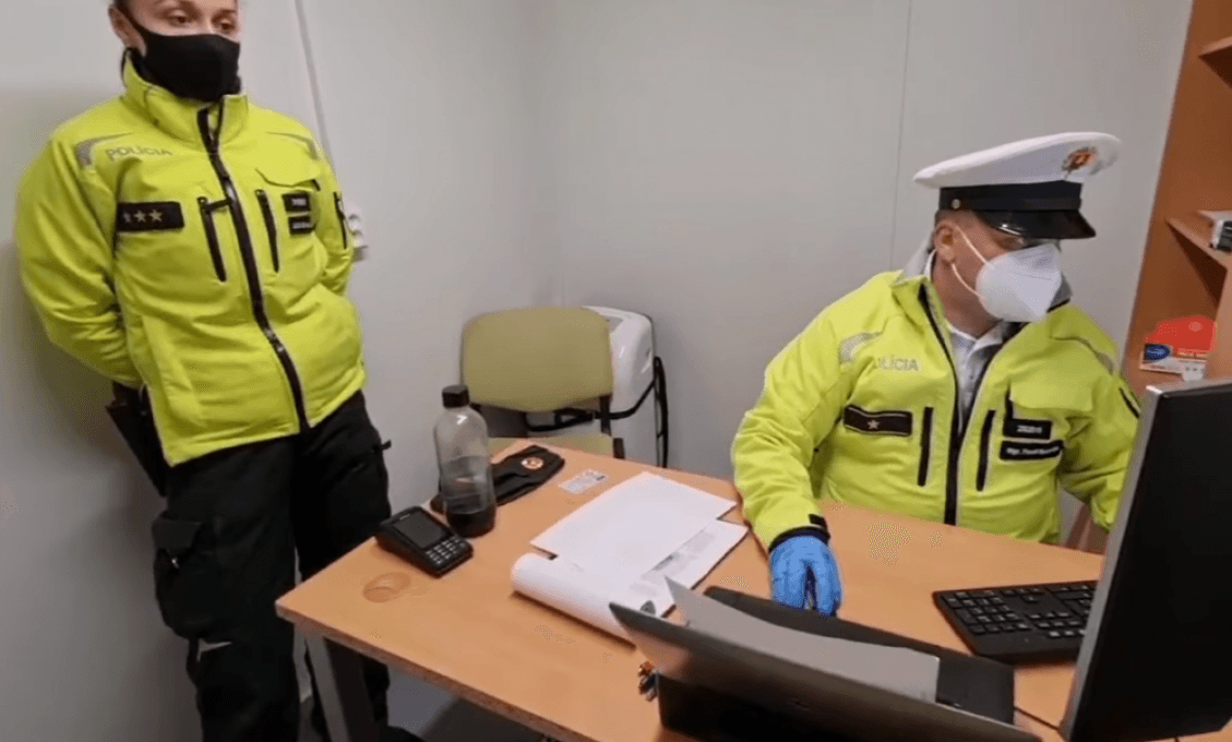 Ľúty boj Jaroslava na hranici so slovenskými policajtami. Pustili ho bez karantény! (VIDEO)