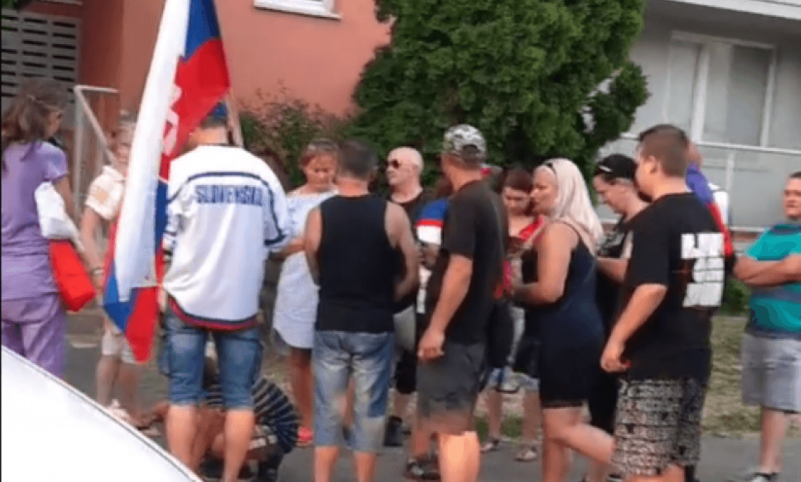 „Vy jedni smradi! Skončíte v base!“ kričali protestujúci pred domom doktora Jarčušku (VIDEO)