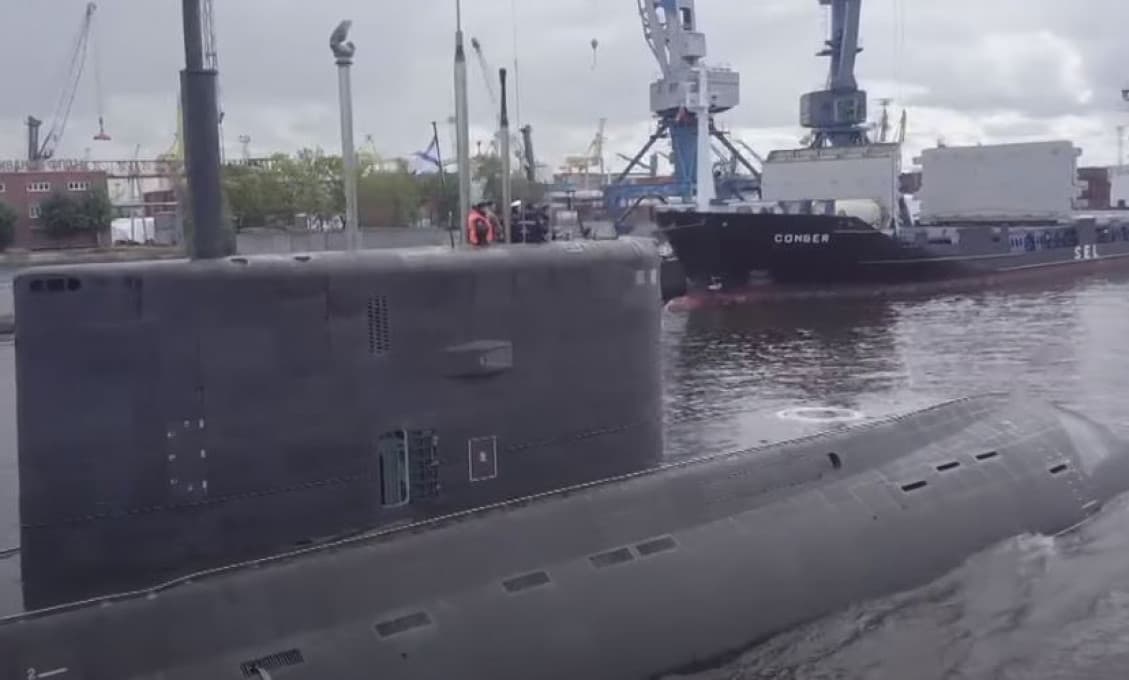 Celé dni ju naháňali a predsa nedostali - britskej lietadlovej lodi sa stratila ruská ponorka