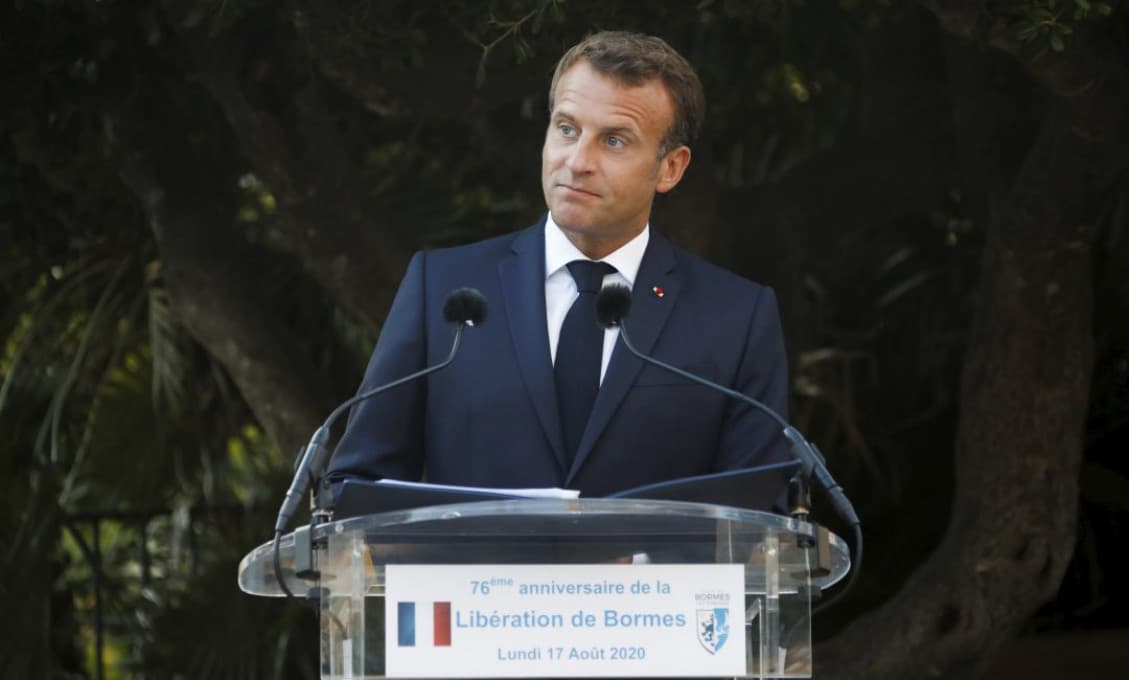 Macron má zlé správy: Očkovacie pasy potrebné všade a povinná vakcinácia zdravotníkov