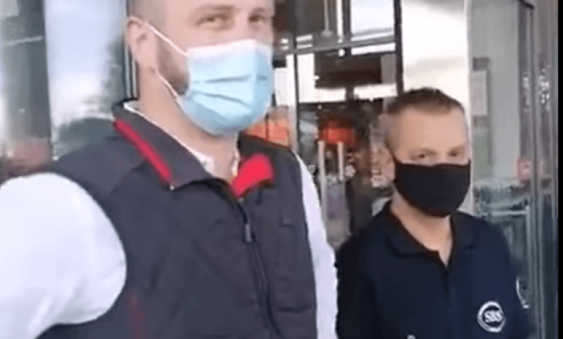 Šokujúce aj úsmevné VIDEO: Žena bez rúška sa postavila na odpor policajtom, ktorí radšej ušli preč!