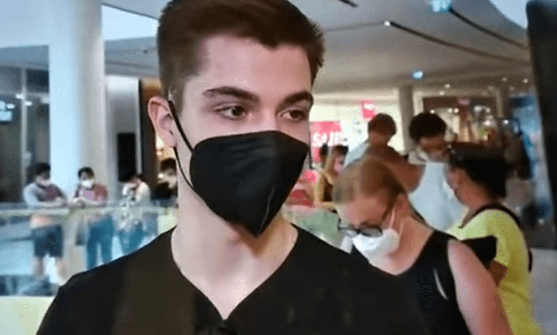 Tragéd roka: Mladík sa ide očkovať nie preto, aby ochránil svoje zdravie, ale kvôli výhernej cene! (VIDEO)