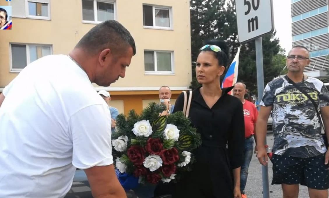 "Pochoval Slovensko!" Protestujúci priniesli pred dom hlavného hygienika Mikasa pohrebný veniec