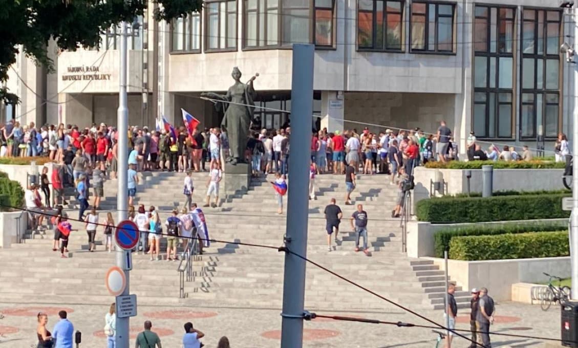 „My sme tu doma!“ „Odstúpiť!“ Slováci opäť povstali proti tejto vytúženej vláde zmeny (VIDEO)