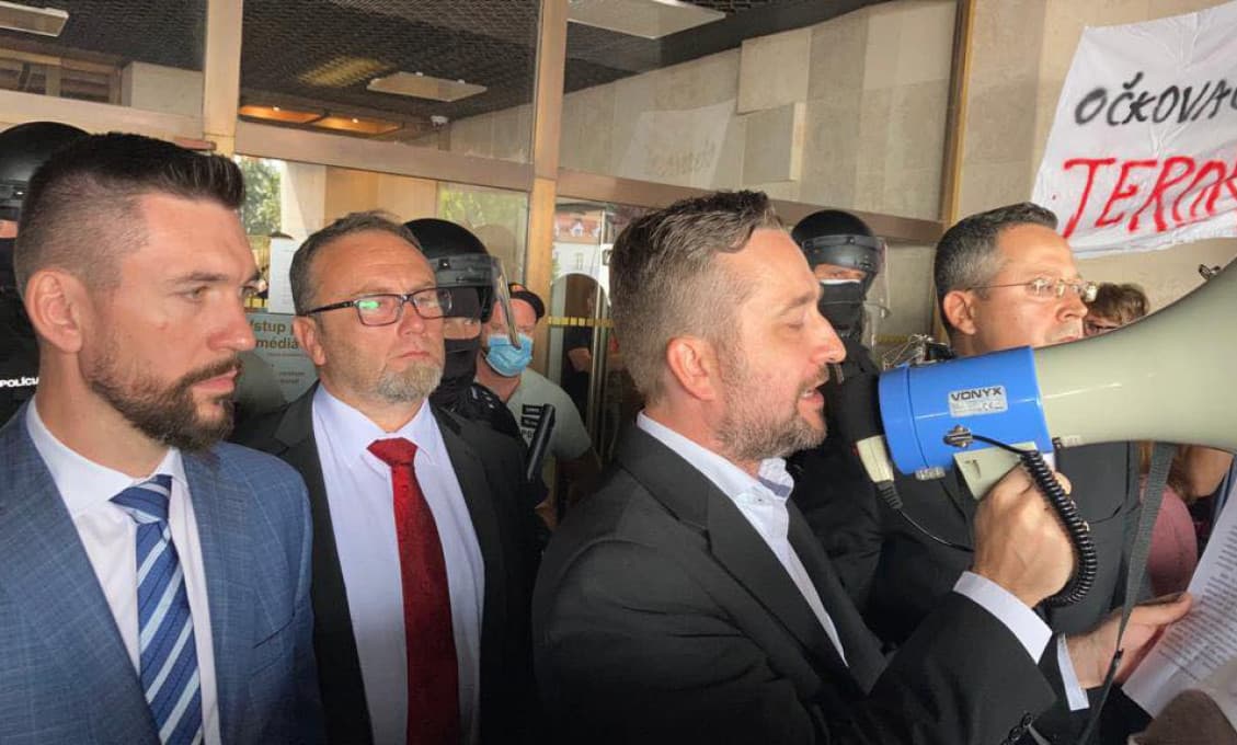 Poslanci Smeru vyšli jediní pred protestujúcich a nahnevaných Slovákov. Vládna koalícia sa skryla