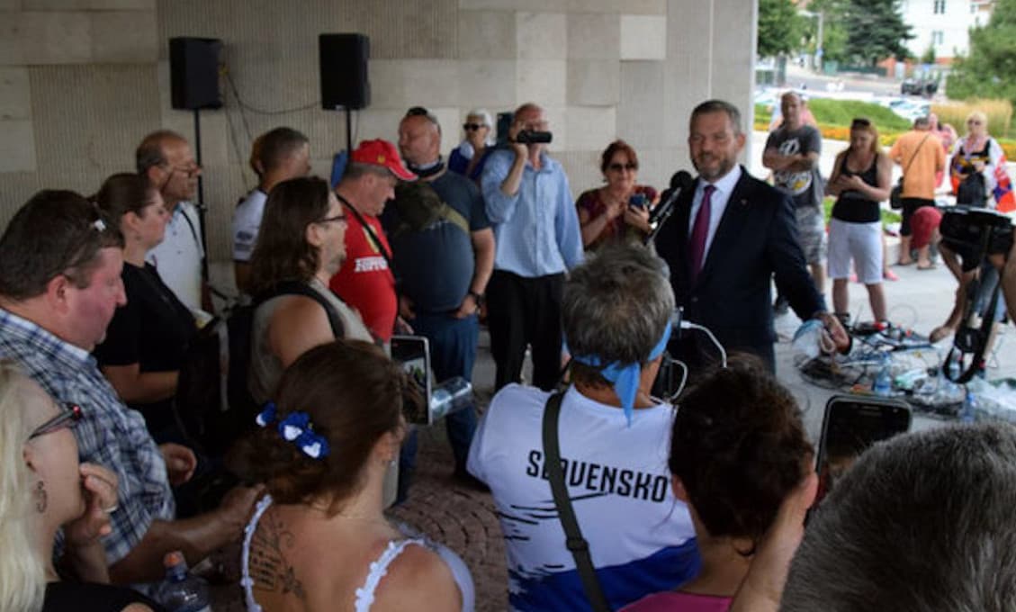 Pellegrini chcel nahlas vyjadriť podporu protestujúcim. Tí ho vypískali a označili za zradcu národa