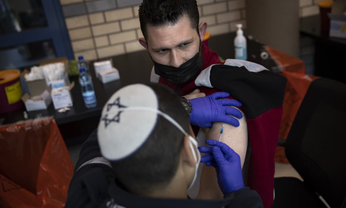 Izrael hlási klesajúcu účinnosť vakcín. Pfizer pred nákazou chráni už len na 39 percent