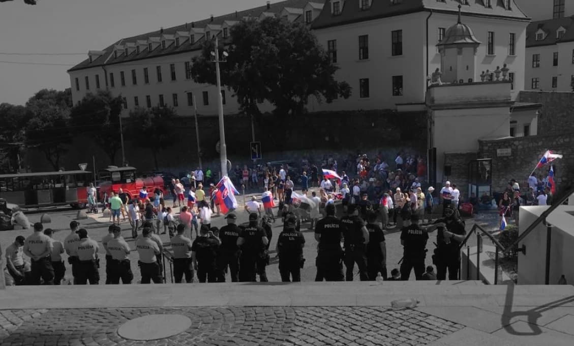Protesty pred parlamentom sa stupňujú! Ex-poslanca Marčeka dav vypískal!