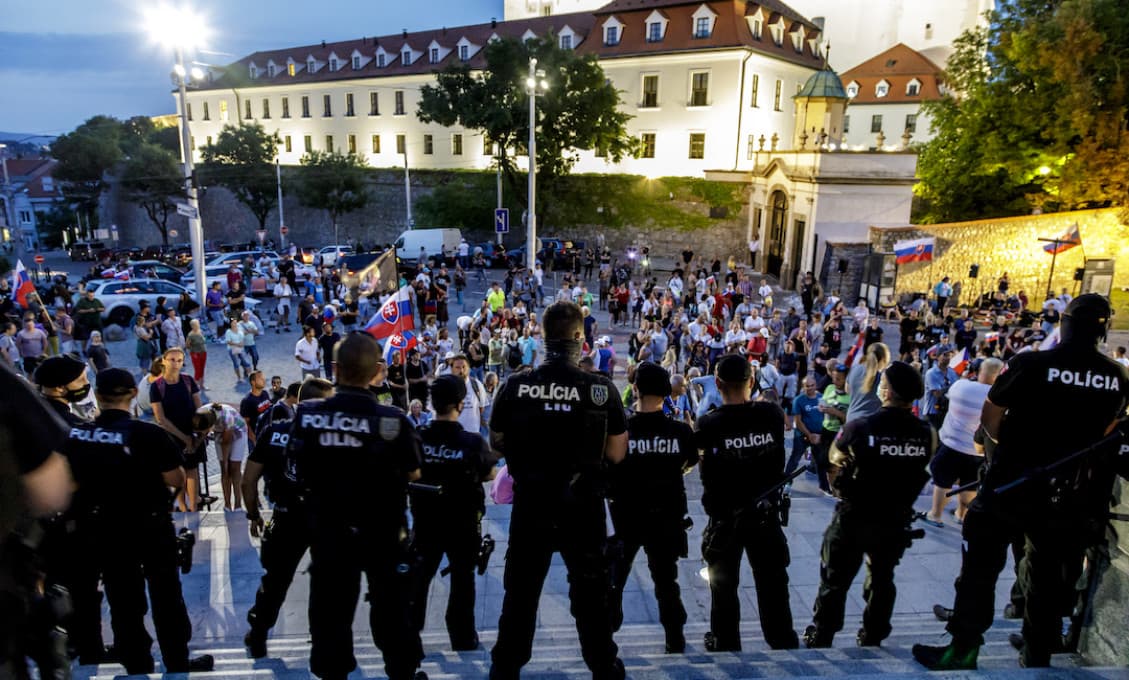 Demonštranti spred parlamentu neodišli. Naopak pribúda nespokojných
