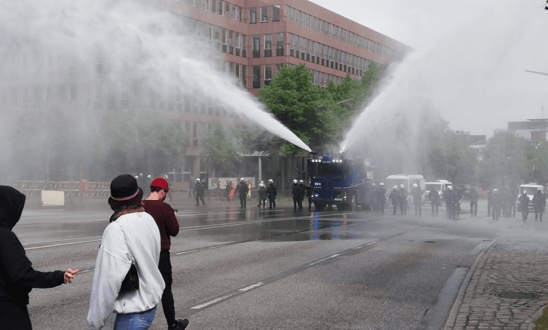 Desaťtisíce Francúzov vyšlo do ulíc protestovať proti pandemickým opatreniam. Polícia použila slzný plyn aj vodné delo (VIDEO)