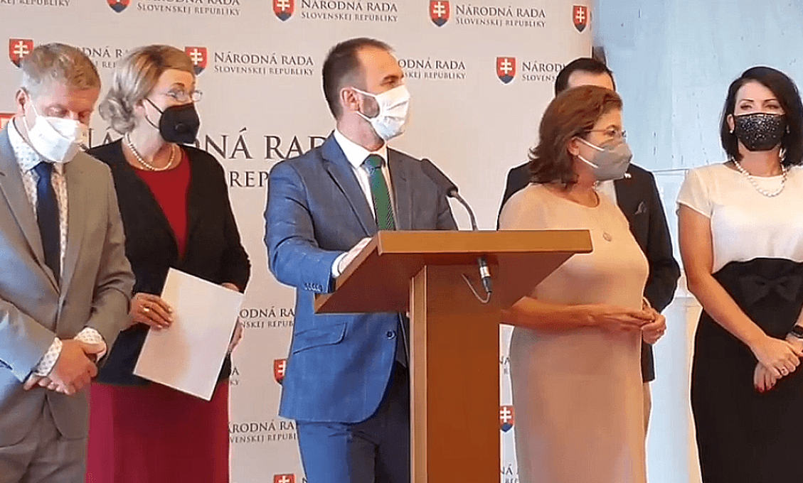 Minister ku mne! Zavelil Lengvarskému na tlačovke Šipoš. A minister povel vykonal