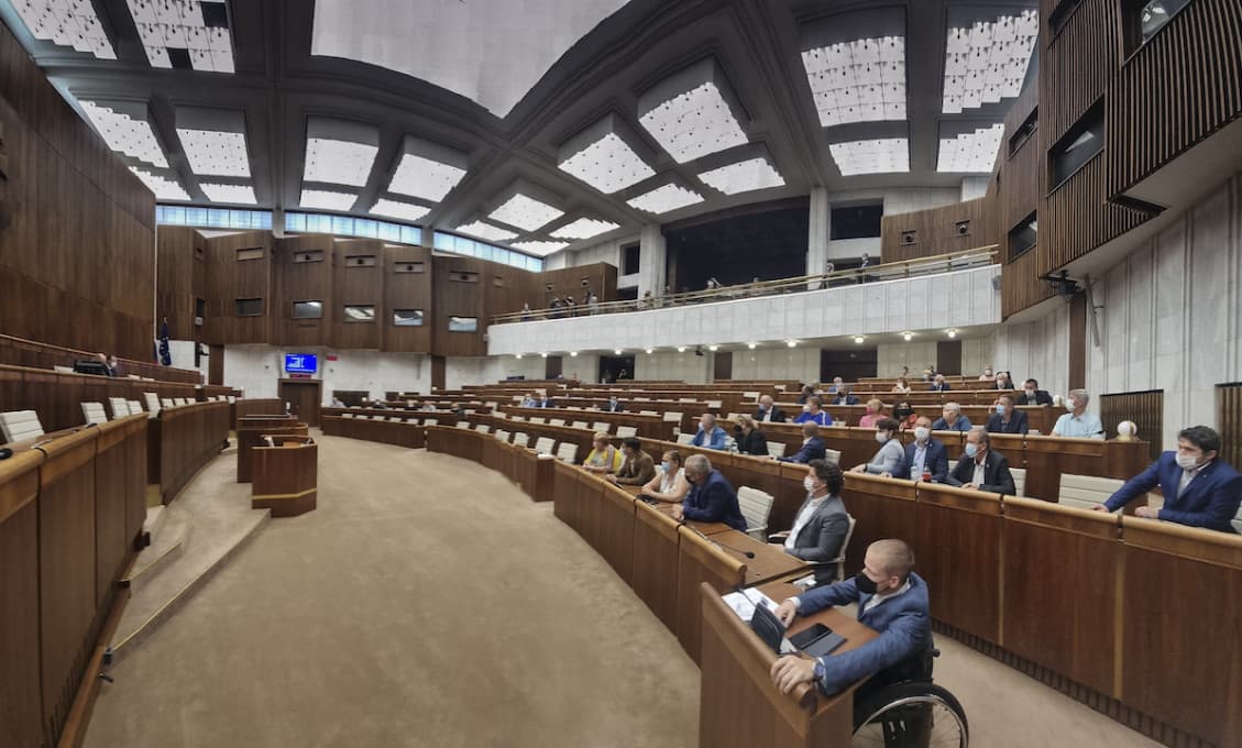 Začiatok schôdze na odvolanie Mikulca sa opäť posúva o hodinu
