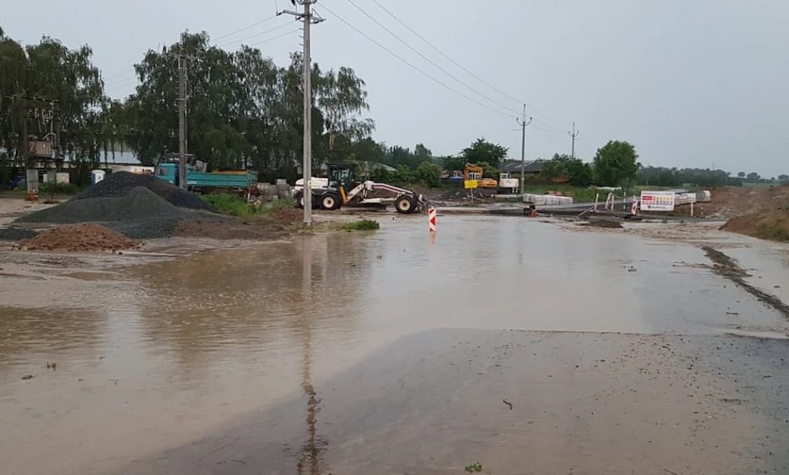 Českom sa v noci prehnali silné búrky, výstraha platí aj v pondelok