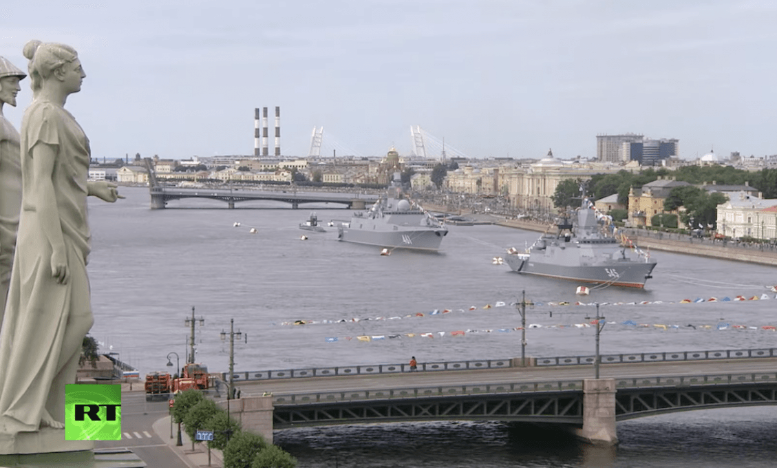 Putin ukázal tajné zbrane: Prehliadka v Petrohrade šokovala svet (VIDEO)