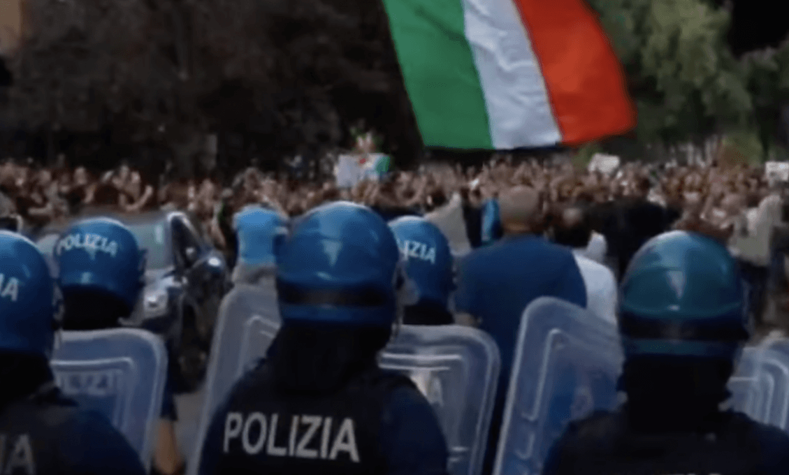 Na nohách je aj celé Taliansko. I tam odmietajú Green pasy a vakcinačnú politiku (VIDEO)