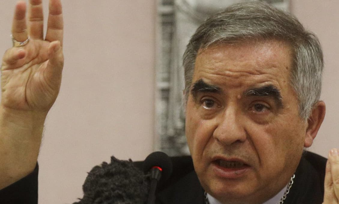Vatikán: Začal sa súdny proces s kardinálom Becciuom