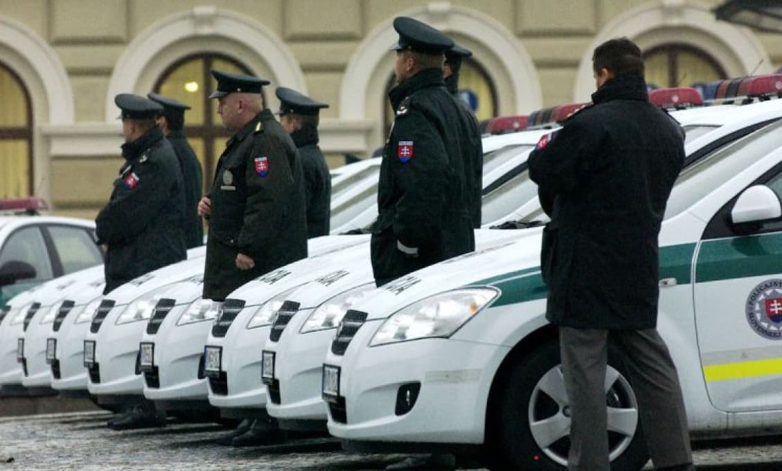 Špinavé praktiky vlády: Pošlú políciu, aby pokutovali protestujúcich, ale vládne limuzíny v protismere neriešia (VIDEO)