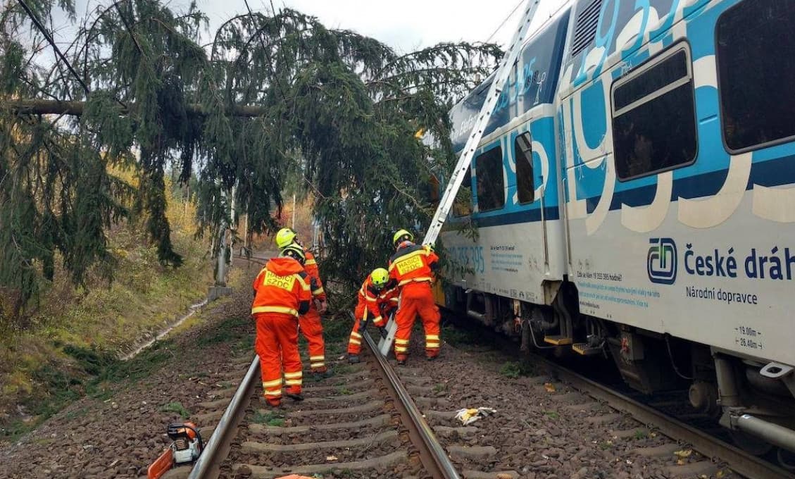 Na Morave opäť vyčíňali búrky; pre spadnutý strom evakuovali vlak