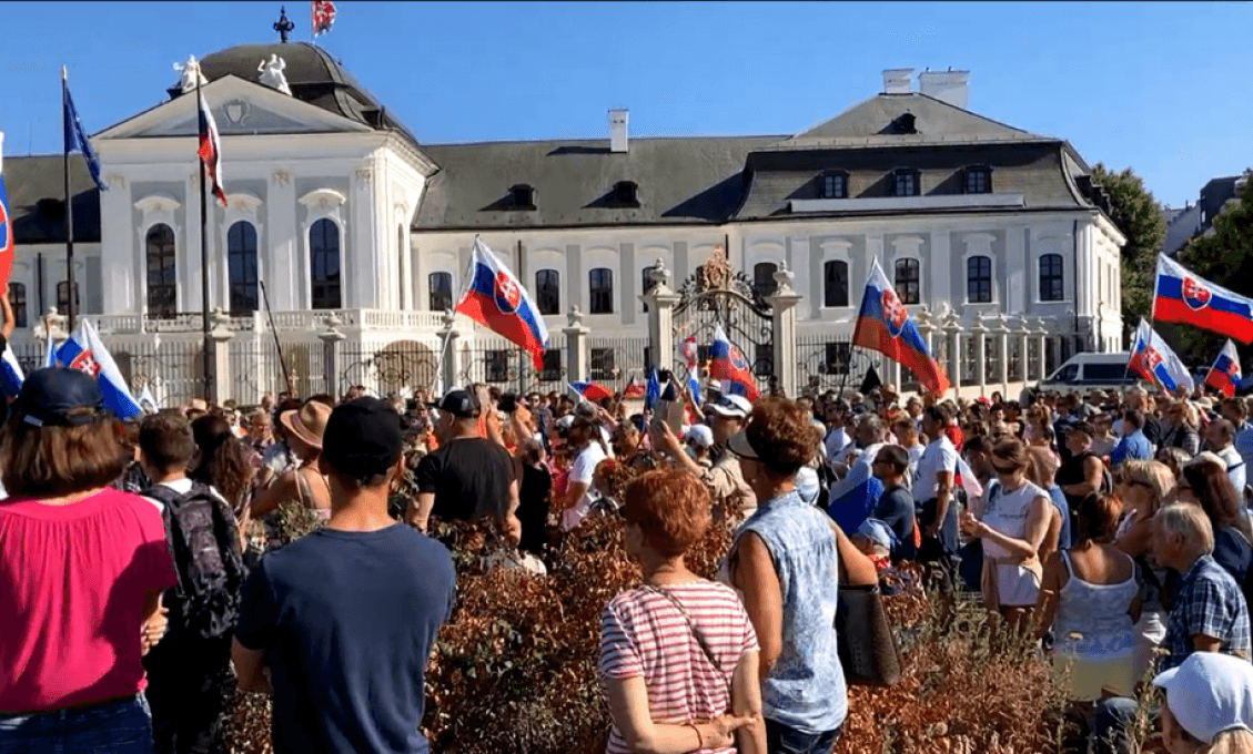 Premiér Heger prevrátil kabát. Pred voľbami protesty podporoval, teraz ich odsudzuje! (VIDEÁ)
