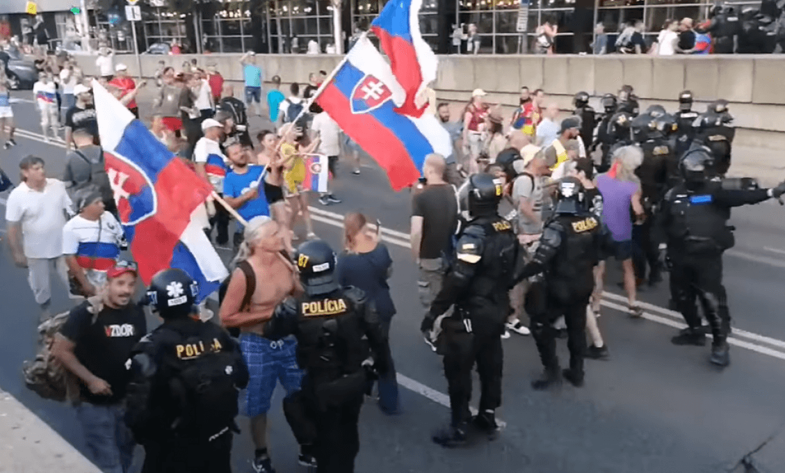 Zásah ťažkoodencov na proteste predsa len prišiel. „Gestapo!“, „Fúj!“ či „Hanba!“ volali ľudia (VIDEÁ)